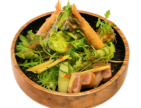 Sea - sar salad... Μαρουλάκι mini gem, αγγούρι, Fuji, mango, tataki & tempura θαλασσινών